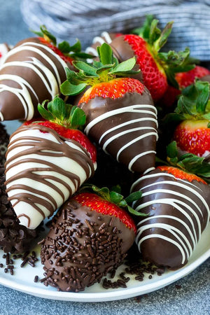 Open image in slideshow, Pre-Order Chocolate Covered Strawberries - Valentines Day
